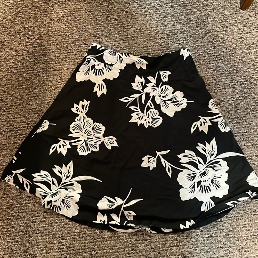 Black and white floral a line skirt. Size 12.